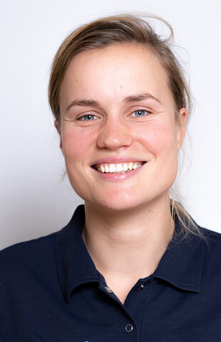  Rosa Bas