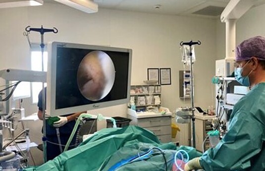 Een gescheurde meniscus? Dit is waarom de zomer een goed moment is voor operatie en herstel