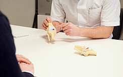 De totale knieprothese van mevrouw Jaddoe